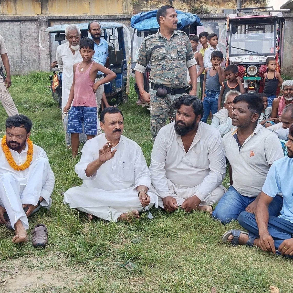 suryakantMLA's tweet photo. नावकोठी प्रखंड के ई-रिक्शा चालकों की बैठक सम्पन्न हुआ।बैठक में ई-रिक्शा चालकों ने बस मालिकों के गुण्डों के द्वारा पिछले दिनों नावकोठी-बेगूसराय पथ पर रिक्शा नहीं चलाने की धमकी देते हुए मारपीट और गाली-गलौज करने की बात कही। बैठक में इसके खिलाफ चरणबद्ध आंदोलन का फैसला लिया गया। https://t.co/Qxg15nQjfb