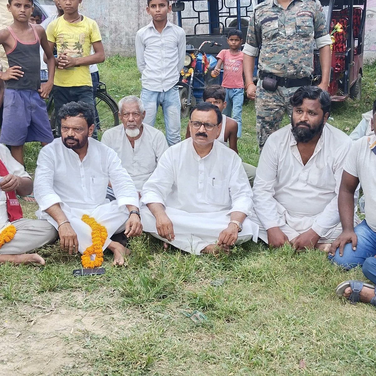 suryakantMLA's tweet photo. नावकोठी प्रखंड के ई-रिक्शा चालकों की बैठक सम्पन्न हुआ।बैठक में ई-रिक्शा चालकों ने बस मालिकों के गुण्डों के द्वारा पिछले दिनों नावकोठी-बेगूसराय पथ पर रिक्शा नहीं चलाने की धमकी देते हुए मारपीट और गाली-गलौज करने की बात कही। बैठक में इसके खिलाफ चरणबद्ध आंदोलन का फैसला लिया गया। https://t.co/Qxg15nQjfb