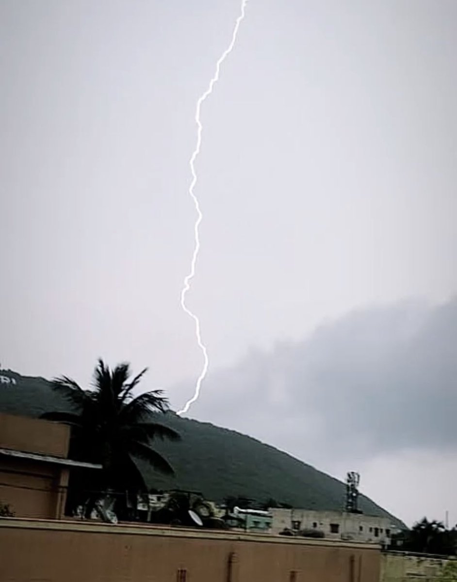 APWeatherman96's tweet photo. Trekking Kailashagiri or Yarada hill during Thunderstorm time are dangerous. For next 2 weeks its our #Vizag own season for rains. Lets take precautions. https://t.co/YkDC9jwxuo