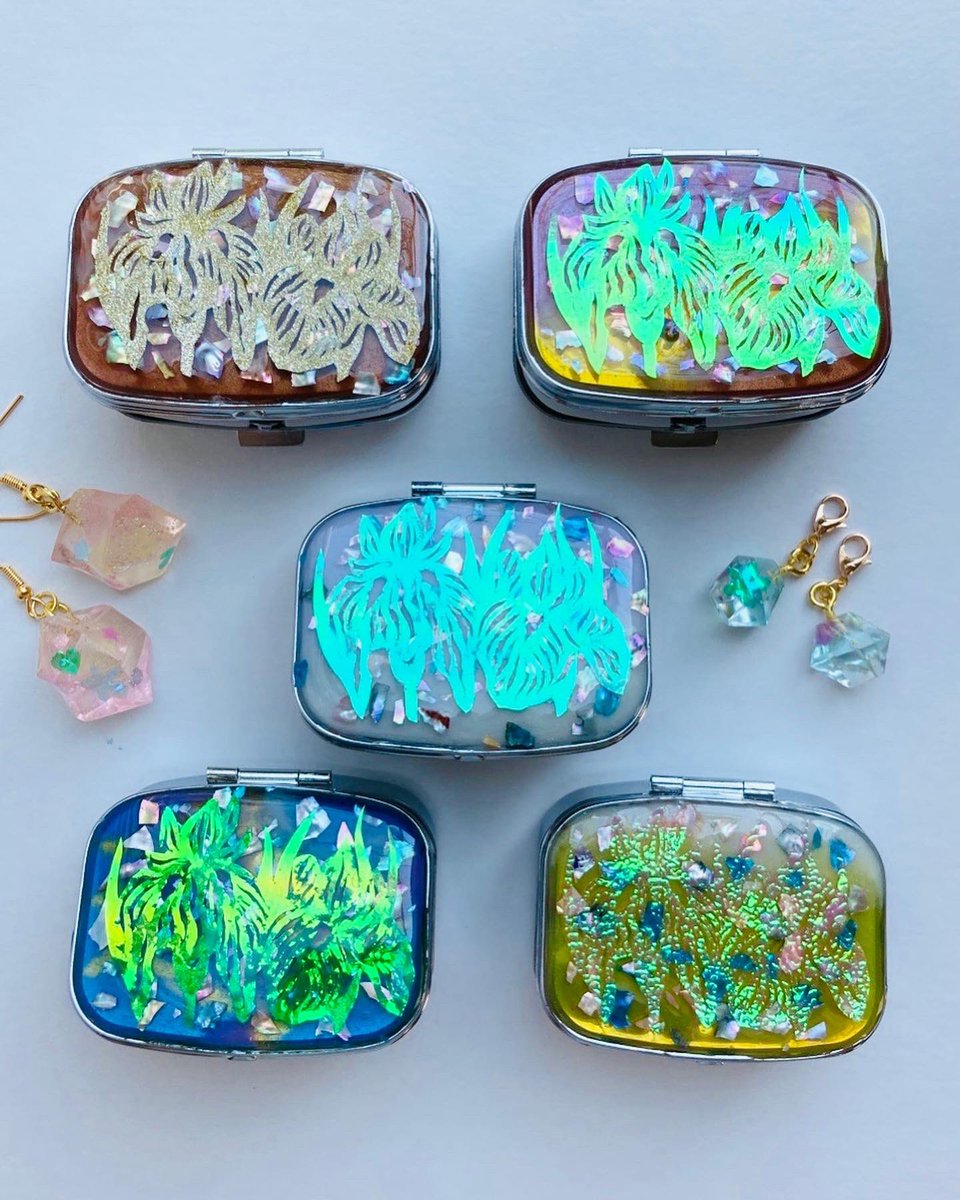 レジン作家の海のくくるさんとコラボで制作した10個限定の蝶々と菖蒲の切り絵のピルケース残り6つです🥰💕ありがとうございます✨