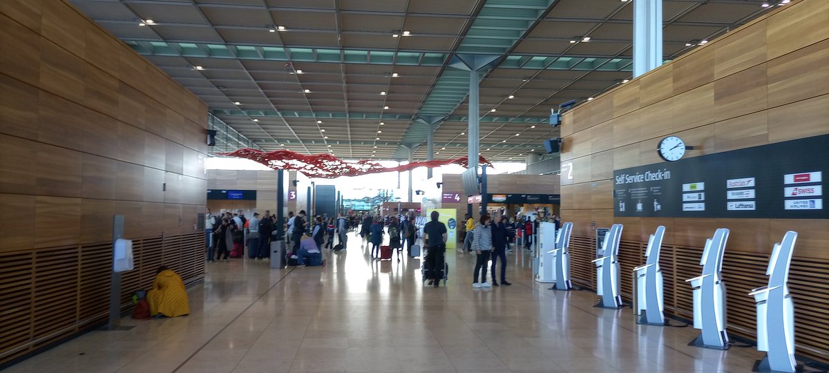 RufinoCasal's tweet photo. La verdad, sí está muy chido el AIFA del Berlín. Una verdadera chulada de aeropuerto. Bien equipado, bien conectado, muy limpio, con gente cálida que atiende muy bien al viajero. Mis felicitaciones a todo el personal del @berlinairport.
#helloBER https://t.co/f752kB2PXt