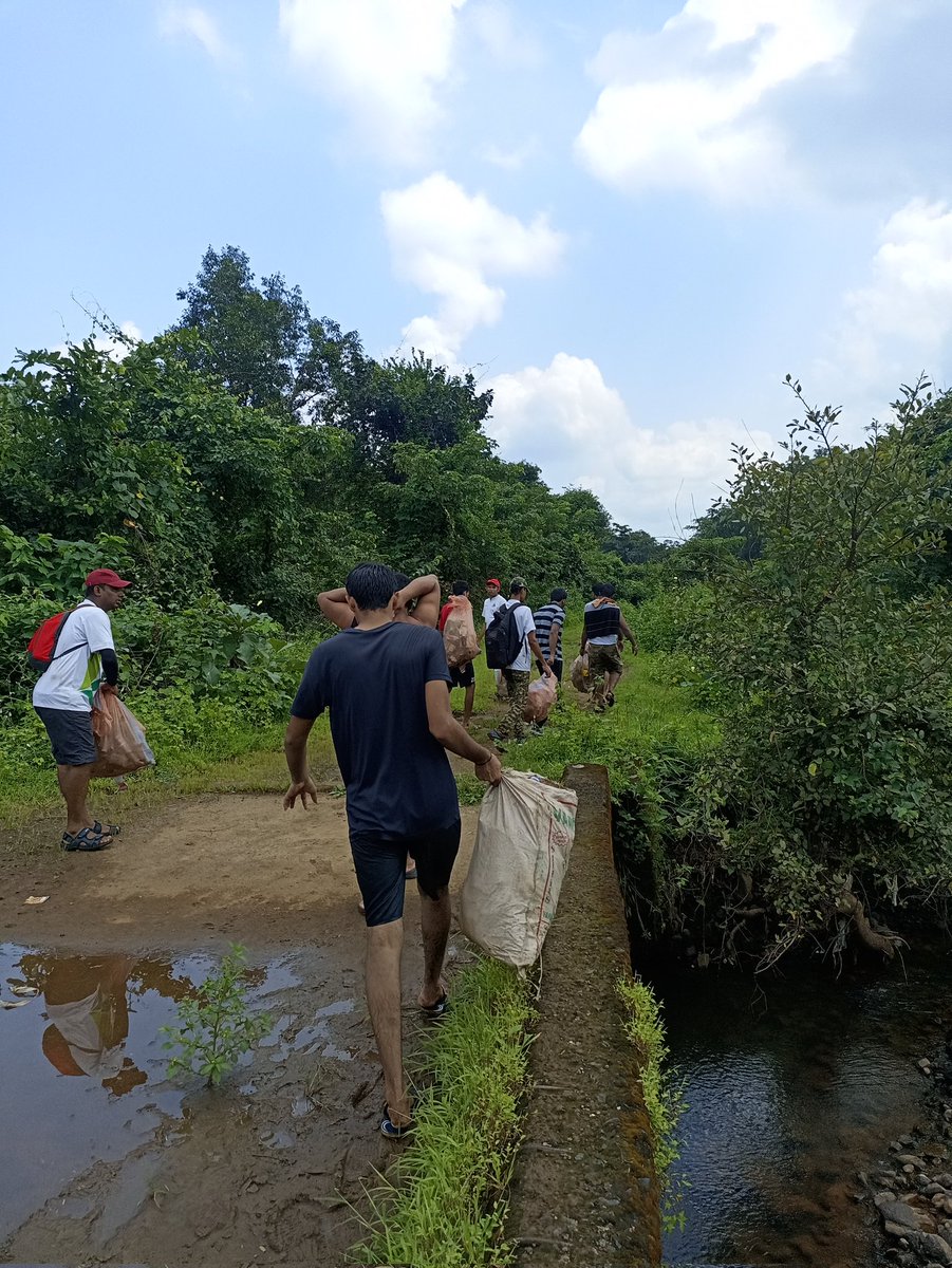 EnvironmentLife's tweet photo. 17th #WaterfallCleanupDrive on Mahatma Gandhi and Lal Bahadur Shastri Jayanti
Our 35 Volunteers removed 300kg plus trash which contains with Liquor& water bottles, chips&chocolate wrappers etc.
People must enjoy the beauty of nature but while departing #BringYourTrashBack https://t.co/exTtOjdmjg