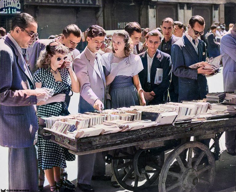 gatopormadrid's tweet photo. Escena en el Rastro de Madrid de los los 50. 

Fotografía coloreada por mí. https://t.co/KRUPSoD8EE