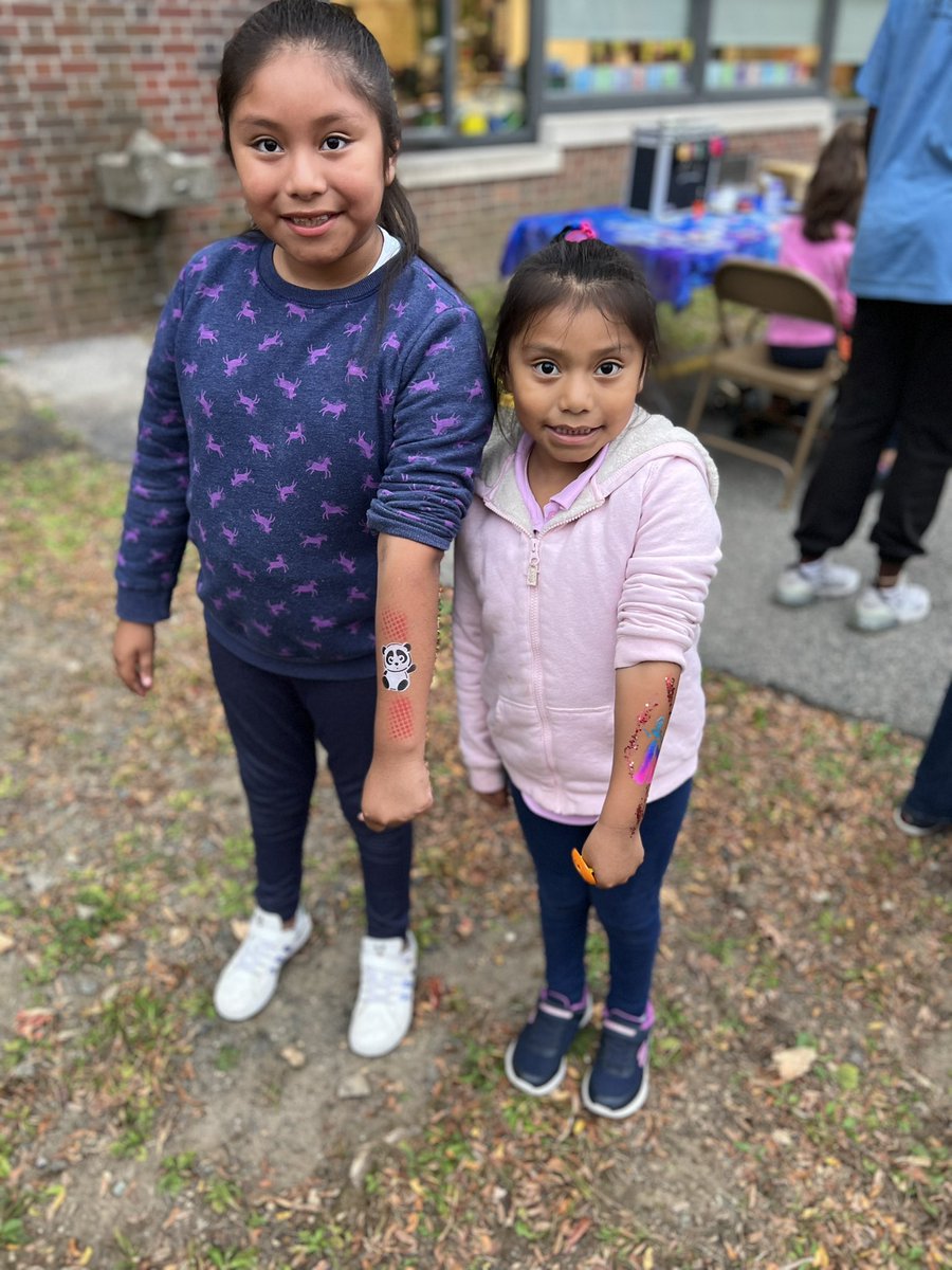 GWElem_WP's tweet photo. Huge turnout for the GW Patriot Picnic sponsored by the @GWPTAwp ! Face painting, basketball, free play and well deserved family time. Thank you everyone for coming by! #GWpride @DrJosephRicca @wplainsschools #community https://t.co/KK5B5kuboR