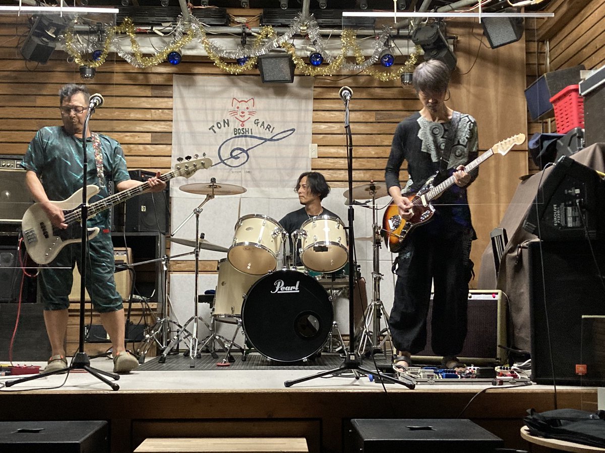 BugGround's tweet image. 3週間ぶりのBUG練習です🎸

ほさきメンマさんのマイニューギアお披露目✨

 #BUG