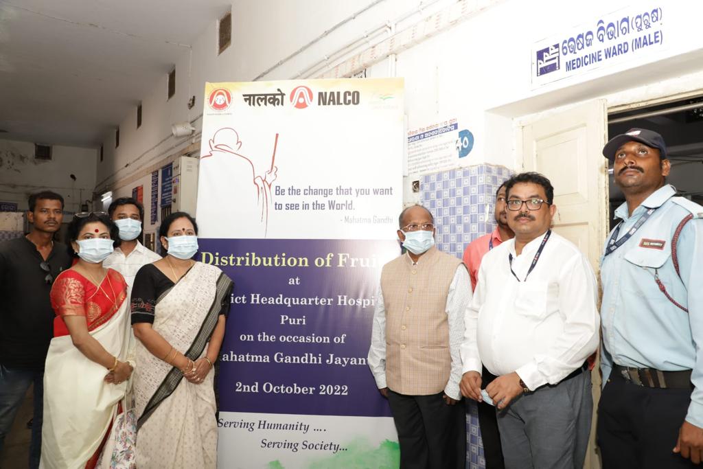 On the occasion of Gandhi Jayanti, NALCO and NALCO Mahila Samiti distributed fruit packets to the indoor patients of District HQ Hospital, Puri. The noble initiative was led by Shri Sridhar Patra, <a href="/CMDNALCO/">CMD-NALCO</a> and Smt. Sasmita Patra, President, NMS. #GandhiJayanti