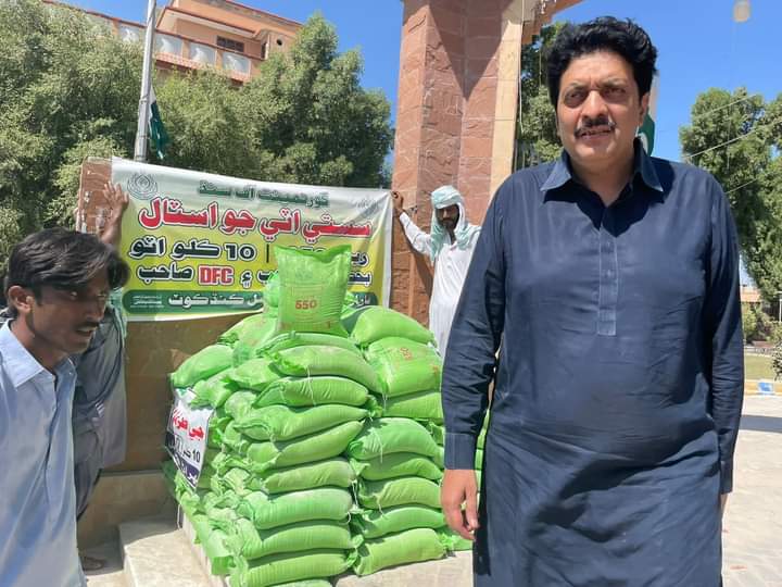 FaizWadera's tweet photo. جدوجهد ڪيو پنھنجي جو . ڊي سي ڪشمور  آٽا چڪي ۽ فلور ملز کي پابند بڻائي سرڪار مله تي آٽي جي فراھمي.
@AWPSindh 
@BThalho https://t.co/HFsY7ikj5g
