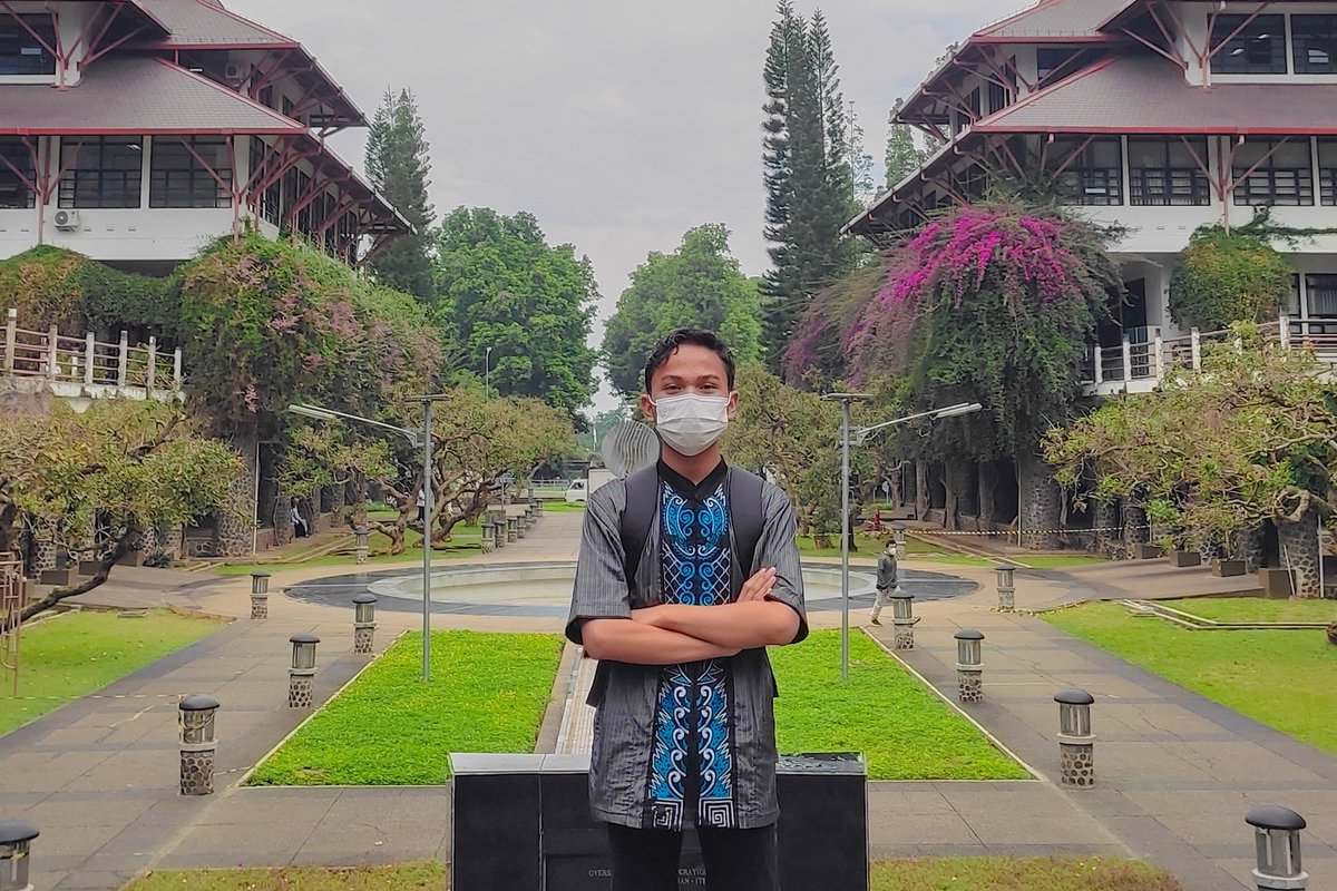 klvnnap's tweet photo. Postingan ini untuk kalian yang berasal dari sekolah biasa saja.

Disni gua mau cerita, bagaimana perjalanan gua sampe ke ITB. FYI gua bukan dari sekolah favorit. Snmptn sekolah gua yg lolos cuman 3/100+ orang. Sbmptn 8 orang, 7 di UNP dan gua 1 di ITB.
 Gua lanjuttinnn.. https://t.co/jX86KdmUF0