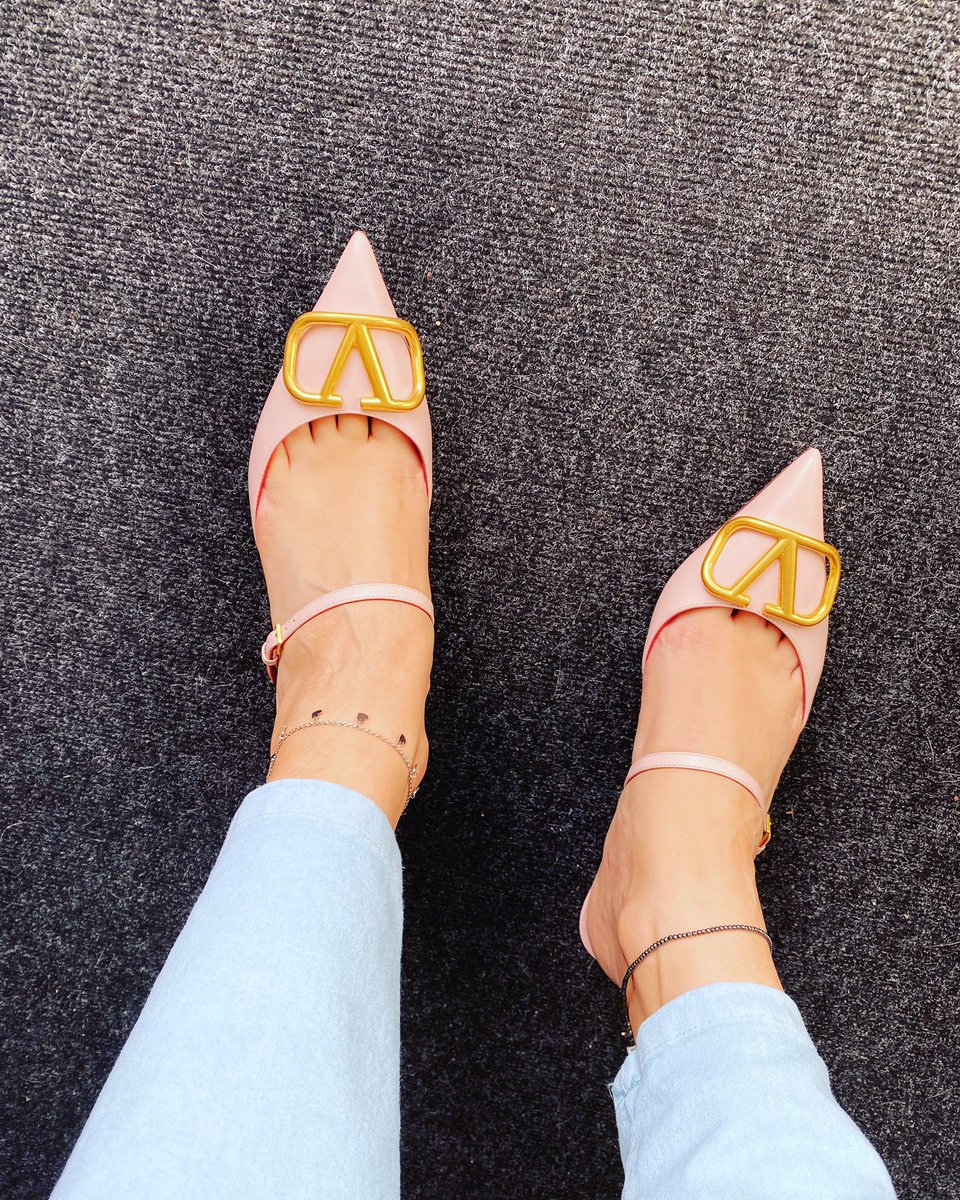 HappyFeetFans's tweet photo. Valentino 😍 #heels #heelsaddict #mules #feet #feetmodels #valentino #instagood https://t.co/397rzuPaSd