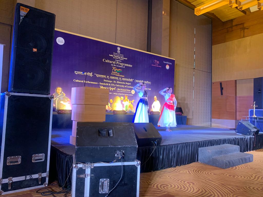 YuvaParyatanLU's tweet photo. Students, Yuva Tourism Culb, @lkouniv  sanskritiki &amp; @itslkouniv showcased #dastangoi, #kathak &amp; Srilankan dance #kandyan at #azadikaamritmahotsav2022 organised by @tourismgoi Northern Region at Centrum on 1 Oct. Thank you @DeanacademicsL Prof. Chandra. @profalokkumar @dswlkouniv https://t.co/qhbjvjo8T6