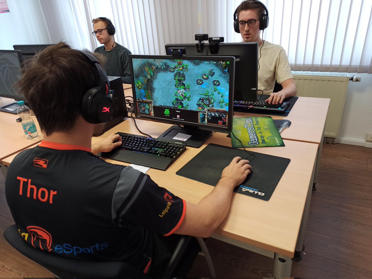 Spiel um Platz 5. <a href="/Thor_OWCoach/">Ben Richter</a> 🆚 <a href="/Herold_sc2/">Herold</a>. 🤗
Mal sehen wer sich den Platz holen wird. #CC9 #CommunityCupLES