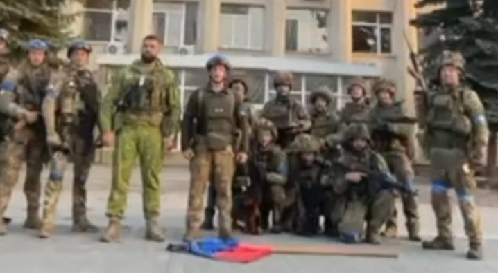 Не всі розуміють що означає "почалась зачистка населенного пункту". Пояснюю. Це коли ЗСУ демонтують всяке триколорне гівно.