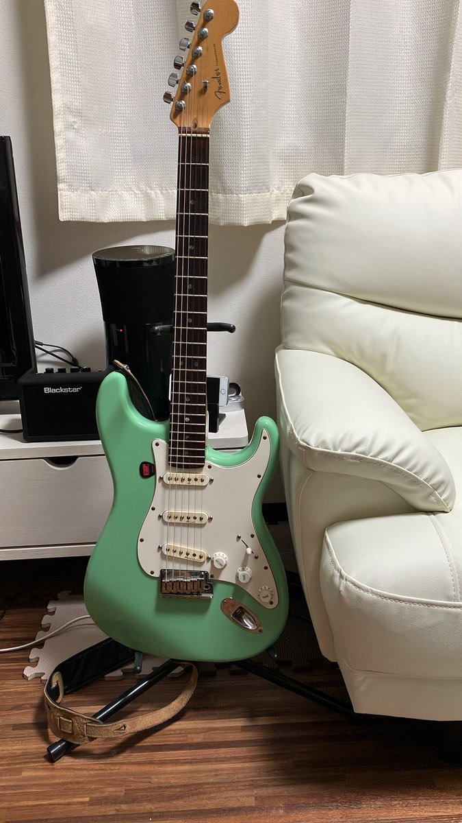 respectmucha's tweet photo. 2000年製、#fender #Usa #Stratocaster #American #deluxe 
２０歳の時に大枚叩いて購入したストラト未だ現役。
色もサウンドもサイコー！
 #全日本手放したら一生後悔しそうなギター選手権 https://t.co/IQlTq4GZkM
