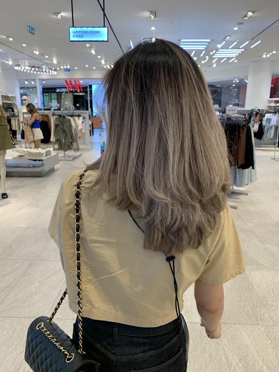 viwxx's tweet photo. 💇🏻‍♀️ ตัดผมกับช่างเกาหลี ในราคา 1000 บาท ไม่ต้องกลัวจะคุยกับช่างไม่รู้เรื่อง เก็บภาษามือกับกูเกิลทรานสเลทไว้ได้เลย เค้ามีล่ามให้ 

พิกัด 📍Aura Hair Studio สุขุมวิท 33
IG: https://t.co/QvsX7X7d6A https://t.co/4ykSM8YlbW