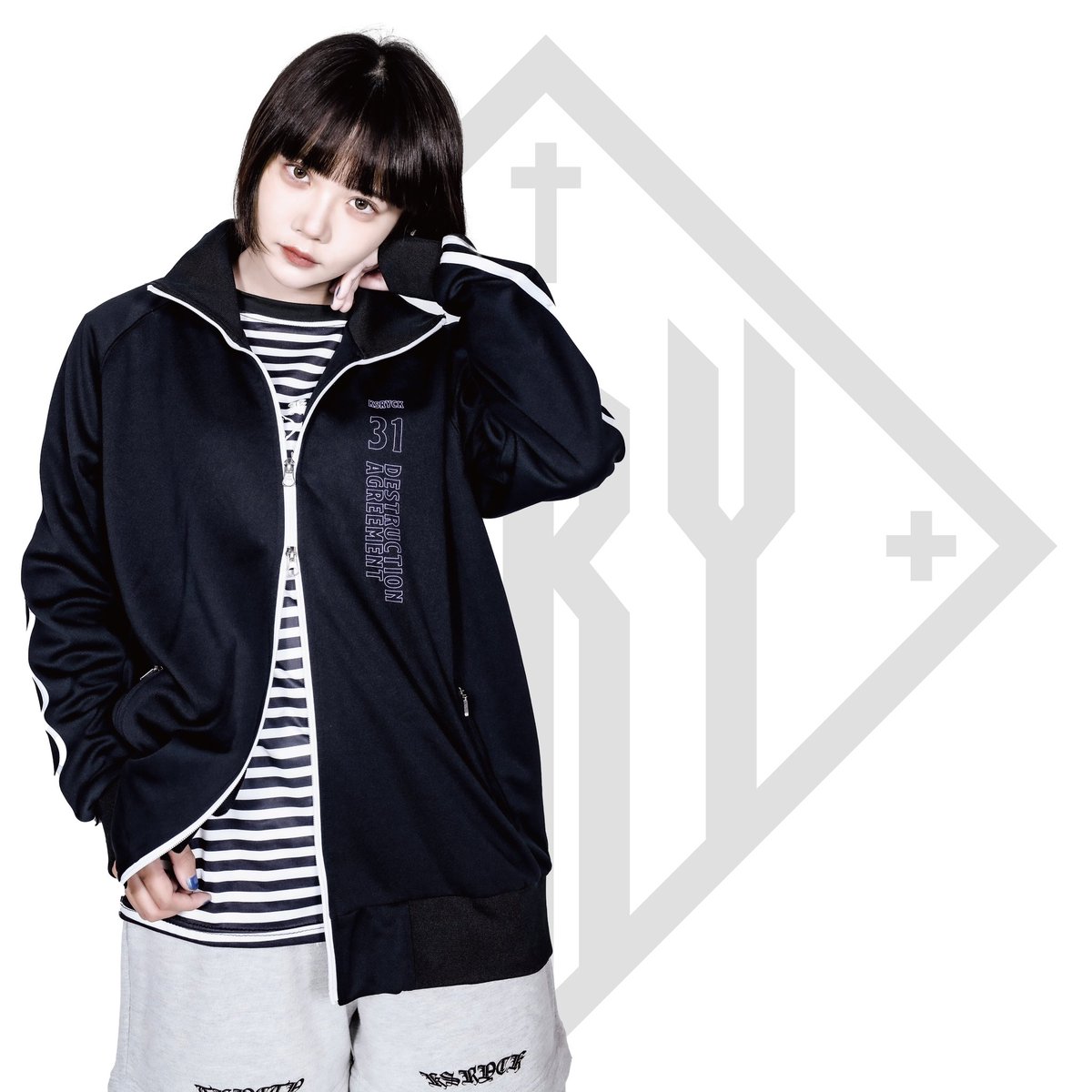 KRY_official_'s tweet photo. 【newitem】
明日21:00より

「NIRAIN」
オンライン販売スタート

7オンス
Wスライダー仕様
定番ラインジャージ

ブラック×白ラインパープル

フリーサイズ
着丈73身幅63

価格
¥6800+tax

MODEL
葉菜子 https://t.co/v550feolZF