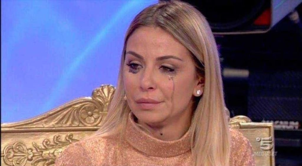 _emme_08's tweet photo. AVREI MILIONI DI COSE DA DIRTI MA NON DICO NIENTE #Amici22 https://t.co/eIvOvMWWRQ