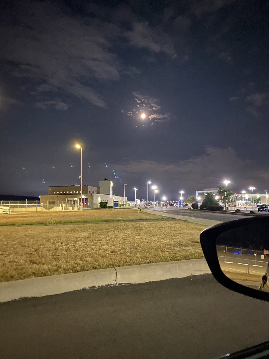 stephenesAVP's tweet photo. This night! #ugeavp #neatsky https://t.co/02otW25F6S