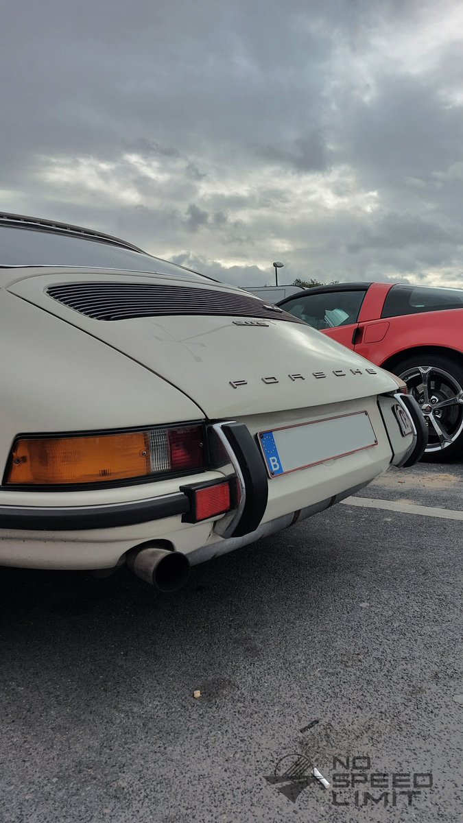 NoSpeedLimit_it's tweet photo. #saturdaydrive on #cloudysky ๐ง๐ฆ ... #biancaneve & friend #fuchswheels #aircooledporsche911 #porsche911classic #longhoodporsche911 #aircooledporsche911 #rearengine #boxerengine #flatsix #thereisnosubstitute #driveninstyle https://t.co/p2HQlzo3Iu