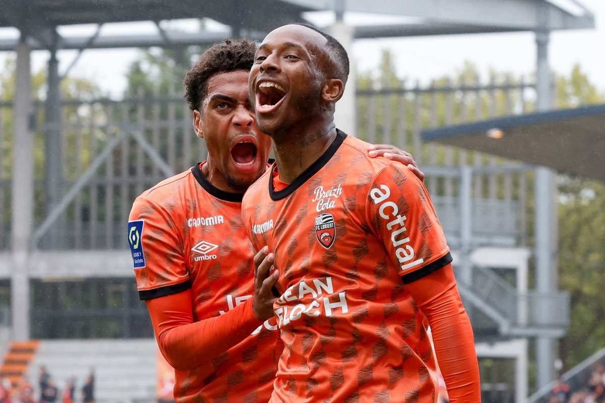 ActuFoot_'s tweet photo. LORIENT  2-1  LILLE

⚽️ Diakité (csc)
🟥 Ouattara
                    ⚽️ David
⚽️ Le Bris 

Lorient enchaîne une 5e victoire d'affilée et conforte sa troisième place ! https://t.co/GJNUOYFPzQ