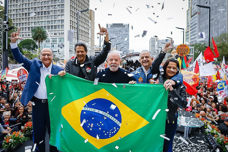 Brasil es hoy, es con Lula: por la garantía de derechos para los más vulnerados, la defensa del Amazonas, la democracia plena y la integración de un nuevo bloque de poder latinoamericano. #LulaNoPrimeiroTurno13. #Eleicoes2022