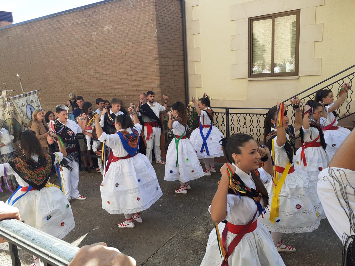PacoRivero_'s tweet photo. 😁 Hoy he asistido a las Fiestas del Rosario y Octava de #Berceo donde he disfrutado de las danzas populares, tradición que un amplio grupo de personas jóvenes mantienen viva gracias a su compromiso con su pueblo. https://t.co/TTxGlmIMt9