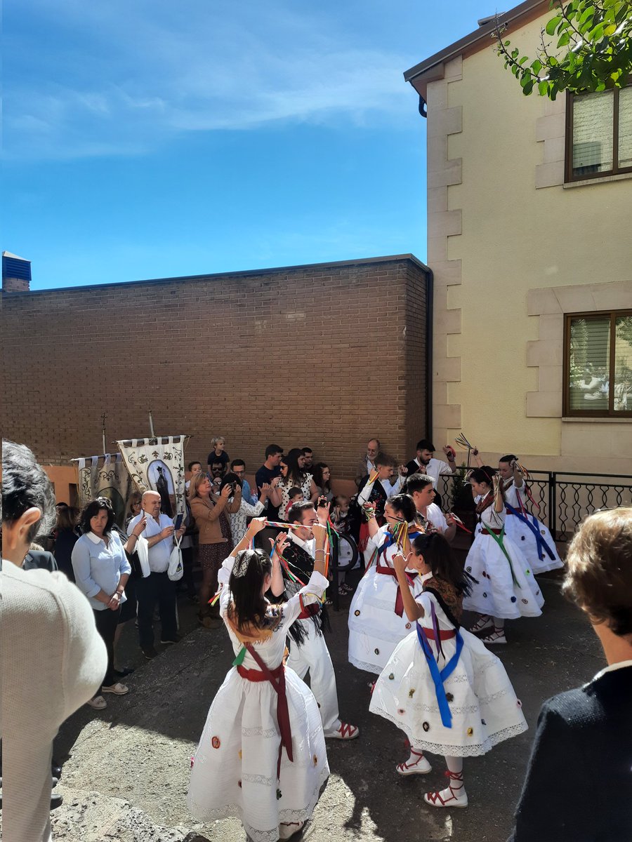 PacoRivero_'s tweet photo. 😁 Hoy he asistido a las Fiestas del Rosario y Octava de #Berceo donde he disfrutado de las danzas populares, tradición que un amplio grupo de personas jóvenes mantienen viva gracias a su compromiso con su pueblo. https://t.co/TTxGlmIMt9