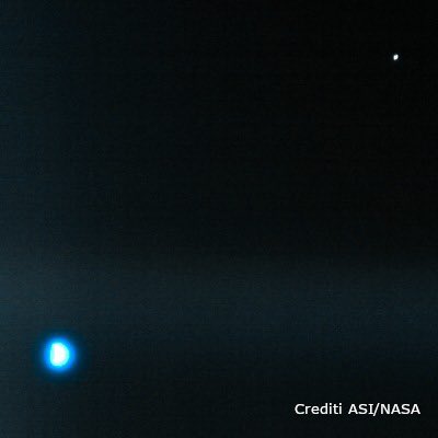 Antes de registrar o impacto da sonda DART no asteroide Dimorphos,  o LICIACube, o pequeno satélite italiano, virou suas câmeras para nós e fez esse belo registro da Terra e da Lua, no mesmo frame!!! Maks uma versão do Pálido Pontlo Azul para vocês!!!

Crédito - @LICIACube