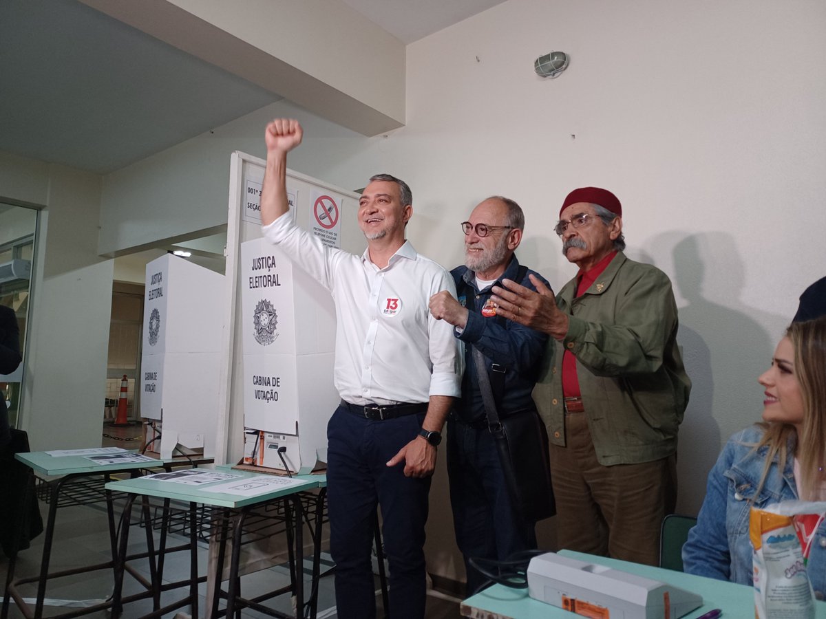 Edegar Pretto acaba de votar no Colégio Bom Jesus Sévigné, no Centro de Porto Alegre,  acompanhado do seu candidato a vice, Pedro Ruas, do candidato ao Senado, Olívio Dutra, e demais candidatos da coligação Frente da Esperança e apoiadores #EleiçõesNaGaúcha