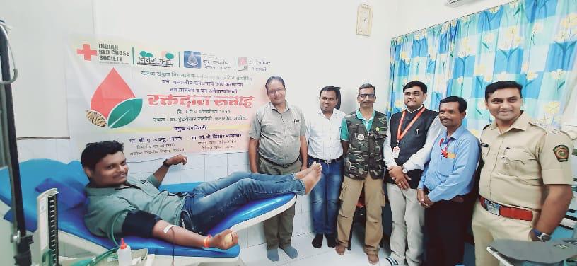 PawanJadhao19's tweet photo. Inauguration of Wildlife Week 2022. 
 Wildlife Photo Exhibition at Akola, Blood Donation week inaugration  and वन की बात program at RLT College Akola.
01/09/2022
#Akolawildlifedivision
@magical_melghat https://t.co/pKRmwGGLnb