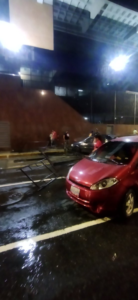 JeanGonzalezVen's tweet photo. Señores .@SunagroOficial ayer en horas de la noche sucedió un acto grave por fallas de seguridad industrial en el mantenimiento e instalación de letras de su fachada ubicada en Capitolio. Cayeron andamios sobre vehículos ocasionando daños graves y lesiones contácteme: 04143979279 https://t.co/Ifox2lOO9V
