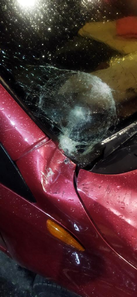 JeanGonzalezVen's tweet photo. Señores .@SunagroOficial ayer en horas de la noche sucedió un acto grave por fallas de seguridad industrial en el mantenimiento e instalación de letras de su fachada ubicada en Capitolio. Cayeron andamios sobre vehículos ocasionando daños graves y lesiones contácteme: 04143979279 https://t.co/Ifox2lOO9V