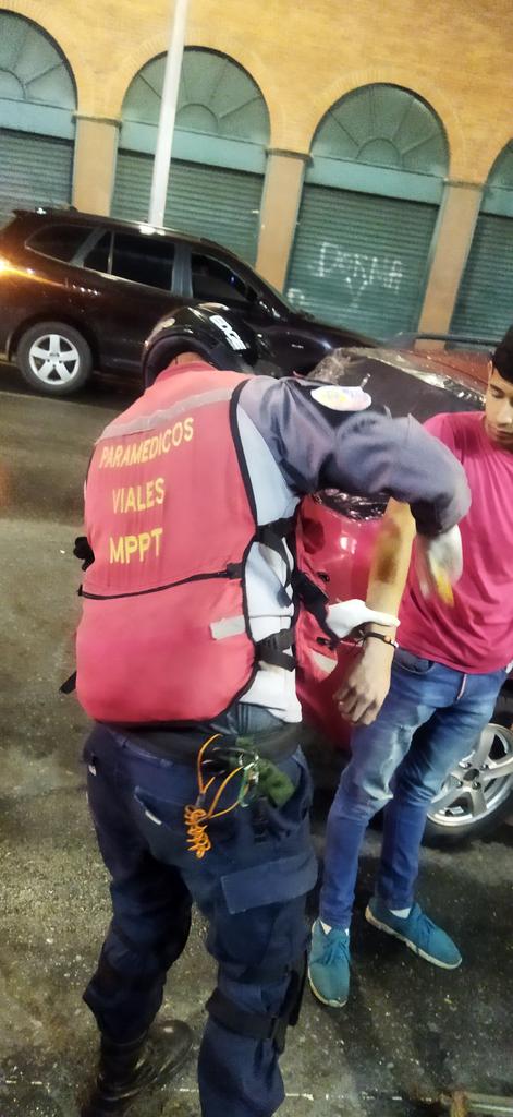 JeanGonzalezVen's tweet photo. Señores .@SunagroOficial ayer en horas de la noche sucedió un acto grave por fallas de seguridad industrial en el mantenimiento e instalación de letras de su fachada ubicada en Capitolio. Cayeron andamios sobre vehículos ocasionando daños graves y lesiones contácteme: 04143979279 https://t.co/Ifox2lOO9V