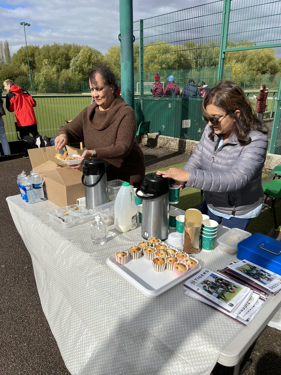 degun_gagan's tweet photo. @hockeymatchteas @Barford_Tigers Not just the best teas, but tea, coffee, cakes and hot samosas at each home game for our lovely supporters! #BTHC https://t.co/IAee06AyZm