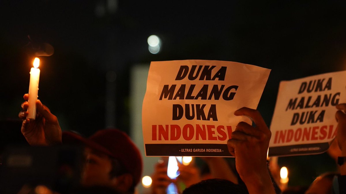 BolaNusantaraID's tweet photo. Aksi solidaritas menyalakan lilin di Stadion Gelora Bung Karno, Jakarta.

Saat ini banyak sekali yang melakukan aksi serupa diseantero Indonesia 🇮🇩

Kami berkesempatan ikut serta di Jakarta 

#Bolanusantara #Bolnus #Kanjuruhan #PSSI #FIFA #Solidaritas #PrayForKanjuruhan https://t.co/ba9W3wDL0D