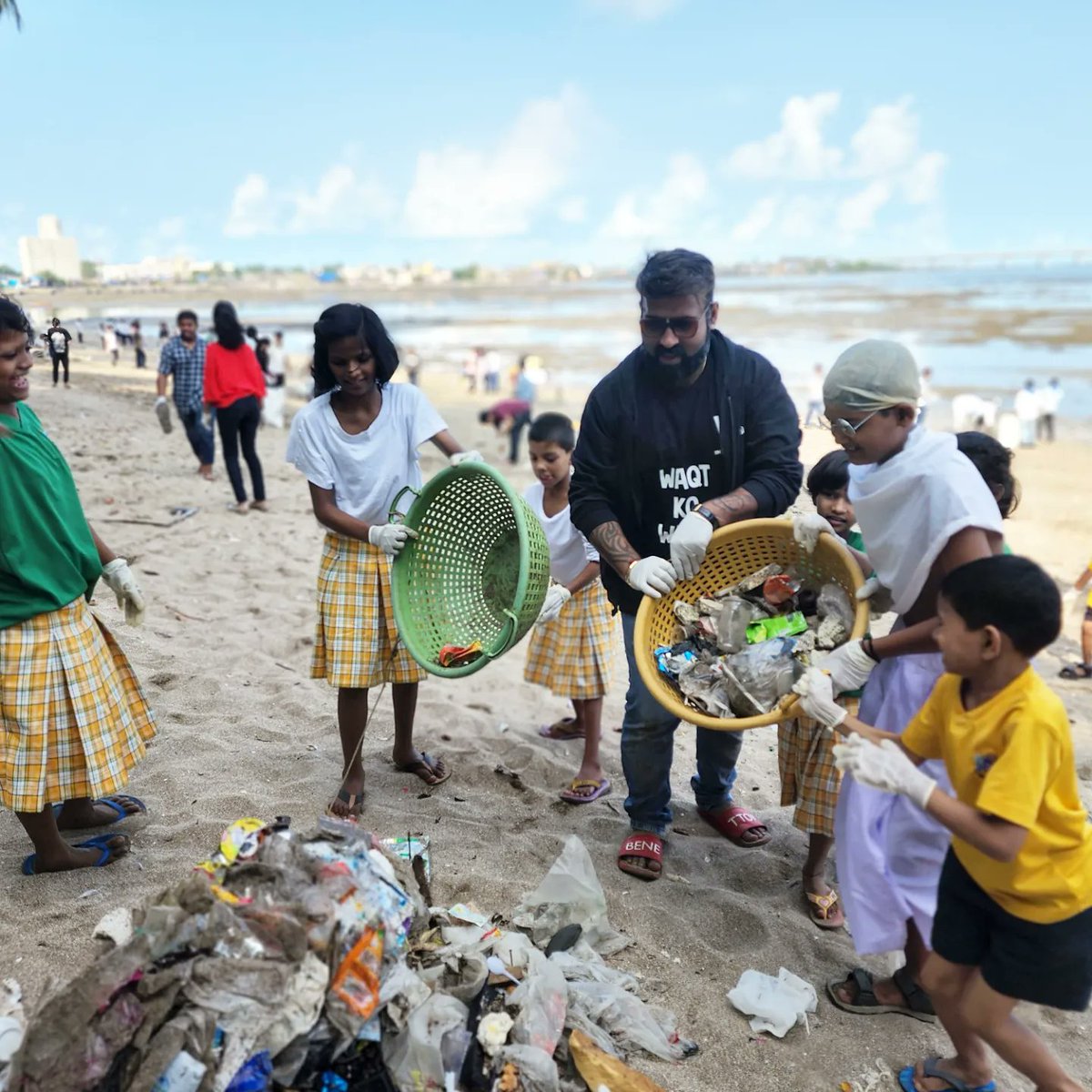 chinukofficial's tweet photo. Bapu ne bola safai karne ka toh karne ka !!!

With this soch the kids of our Armaan Bal Niwas &amp; Mangalaben Balika Niwas along the volunteers of Shri Satya Sai Seva &amp; NSS students  participated in 235th week of cleanup.

The step to change starts with you

#GandhiJayanti2022 https://t.co/IRw2iffUyB