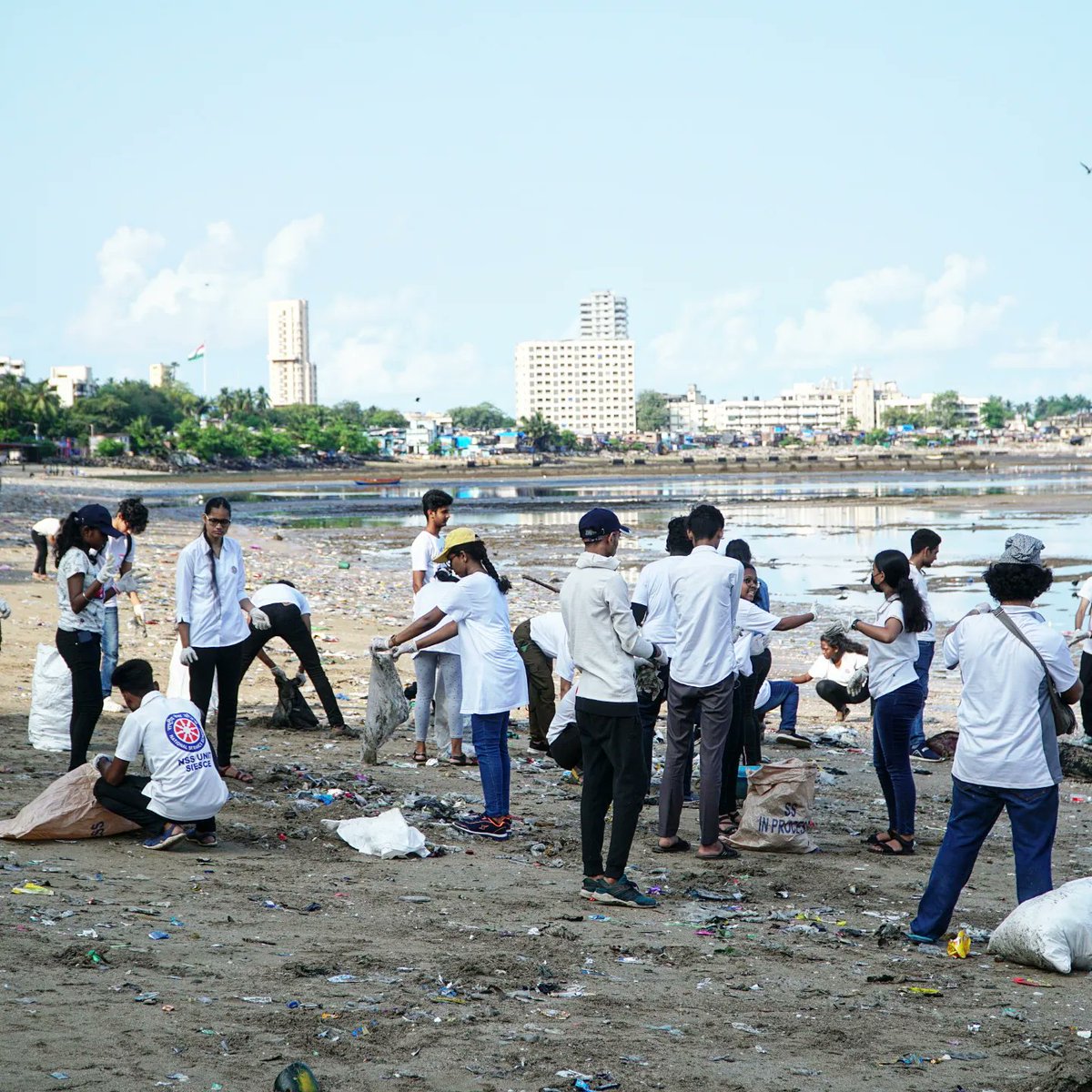 chinukofficial's tweet photo. Bapu ne bola safai karne ka toh karne ka !!!

With this soch the kids of our Armaan Bal Niwas &amp; Mangalaben Balika Niwas along the volunteers of Shri Satya Sai Seva &amp; NSS students  participated in 235th week of cleanup.

The step to change starts with you

#GandhiJayanti2022 https://t.co/IRw2iffUyB
