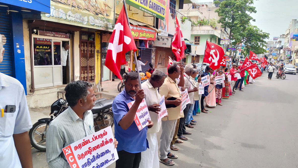 pycpim's tweet photo. இன்று அக்டோபர் - 02 மஹாத்மா காந்தி பிறந்தநாளில் சமூக நல்லிணக்கத்தை வலியுறுத்தி மதவாத சக்திகளுக்கு எதிராக மனித சங்கிலி இயக்கம் புதுச்சேரியில் மிகப்பிரமாண்டமாக நடைபெற்றது.
#CPIM #CPI #VCK #DMK #HumanChain #gandhijayanthi #PeopleUnity #Secularism #ReligiousHarmony #socialpeace https://t.co/7pcbl4TK61