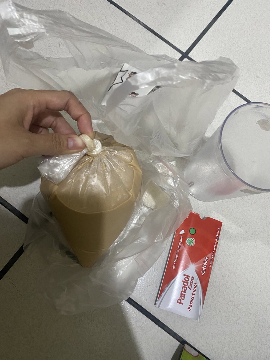 Chitaa_P's tweet photo. pusing dari pagi, badan gaenak, trus berujung muntah”. sedihh karna sakit pas ngekos sendiri, tapi tetangga kos aku baik bgtbgt🥺🥺😭😭 makasihh mbaaaaa🫶🏻🫶🏻 https://t.co/WjlatkKHJk