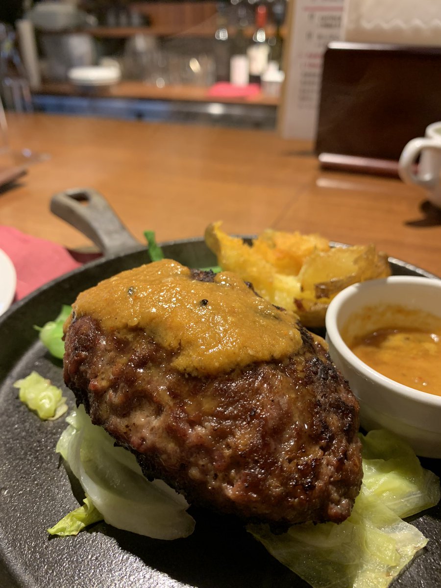 Makoto_Pin2's tweet photo. 【老舗洋食店】
横浜にある1962年創業の老舗キッチンカリオカさん。横濱ハンバーグとカボチャの冷製スープ美味しかったな。

ハンバーグはオリジナルソースがピリ辛で和風な印象でした。お野菜も新鮮なのが嬉しい！
#KitchenCarioca https://t.co/6NdUsVOGGh