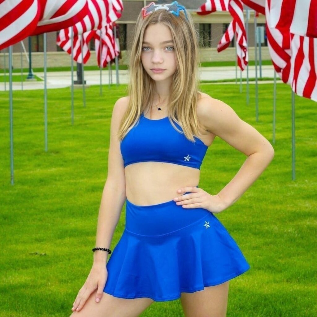 EmmaFupo's tweet photo. Follow this account: @bella_akf1 

#teenmodel #teenbikini #bikinibabes #blonde #bikini https://t.co/2MQ6horIId https://t.co/rtMGvbC548