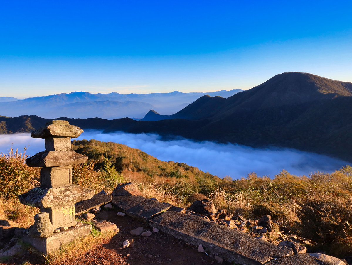 おはようございます 赤城山、地蔵岳から大沼の石塔を入れた定番写真。ヤマノススメ巡礼地です10/1