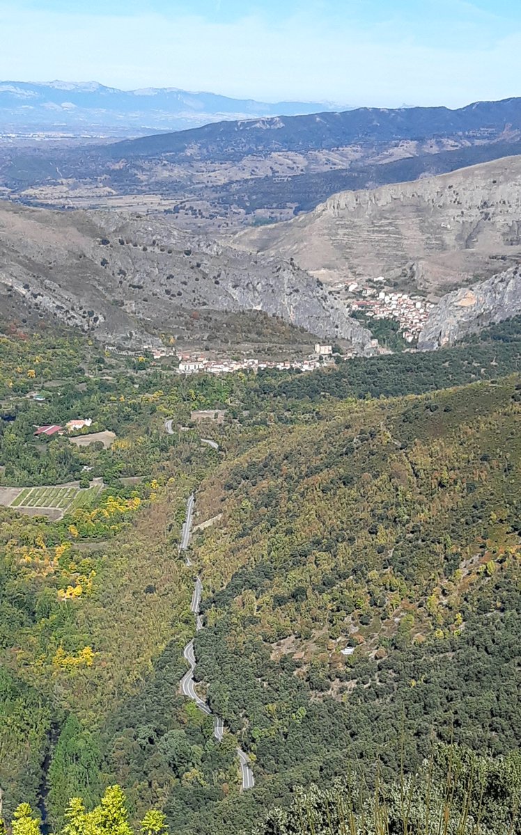 El municipio de Anguiano, puerta del Alto Najerilla, muy otoñal visto desde el sur.
#SierradelaDemanda
#LaRioja