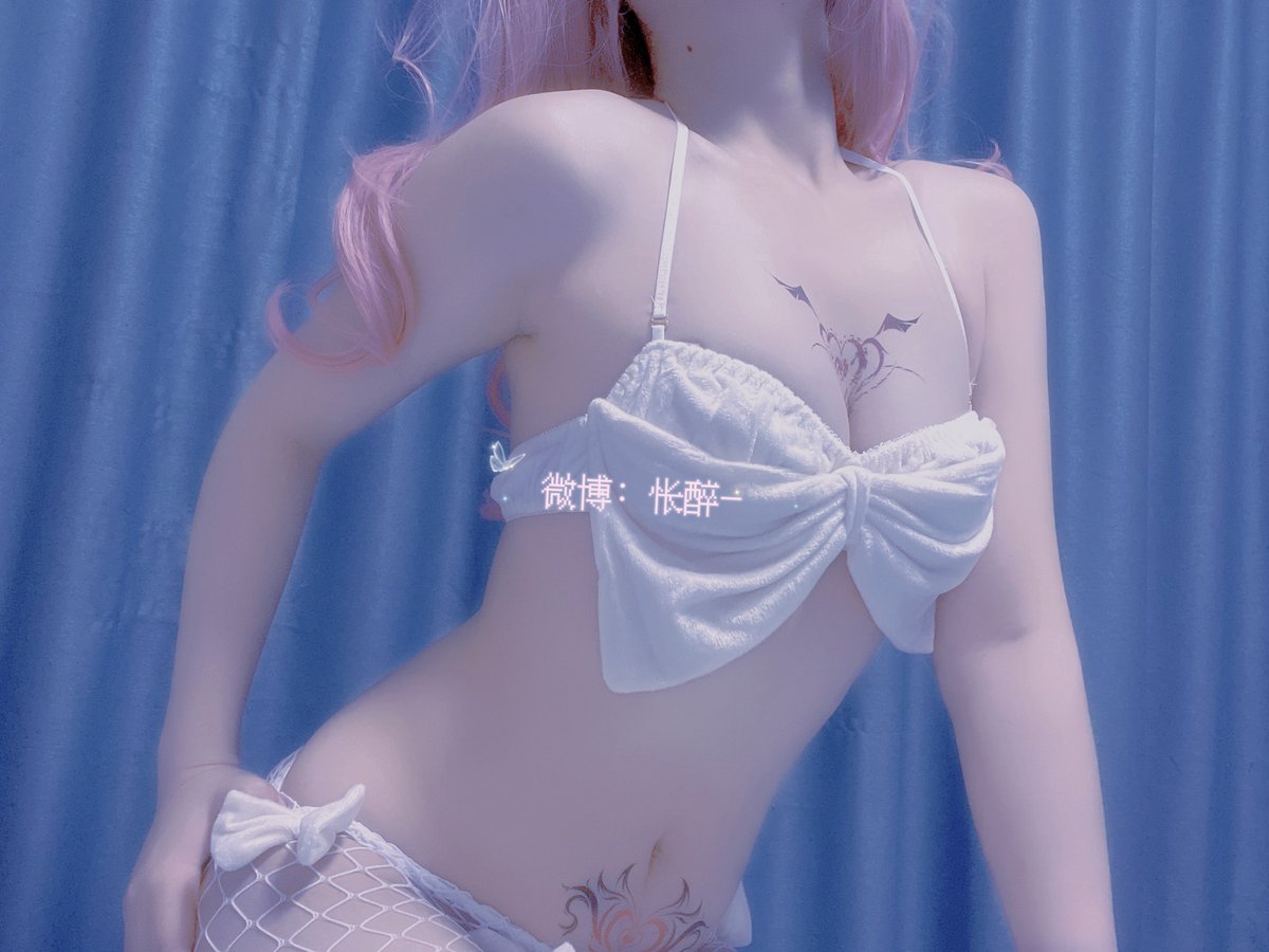 77shallow's tweet photo. 艹，好喜欢我吸了以后一丢丢的小肚子肉
胸确实是硬挤的我承认，哭着奔跑离开 https://t.co/562186mBOi