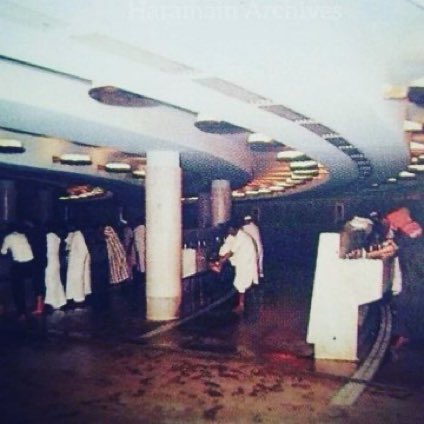 Ksa9ss's tweet image. صور قديمة لـ بئر زمزم من الخارج ومن الداخل ..

هل سبق وشربت من داخل القبو ؟
أنا عن نفسي نعم .