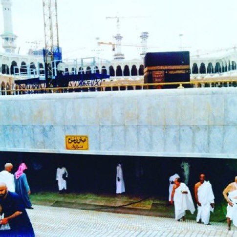 Ksa9ss's tweet image. صور قديمة لـ بئر زمزم من الخارج ومن الداخل ..

هل سبق وشربت من داخل القبو ؟
أنا عن نفسي نعم .