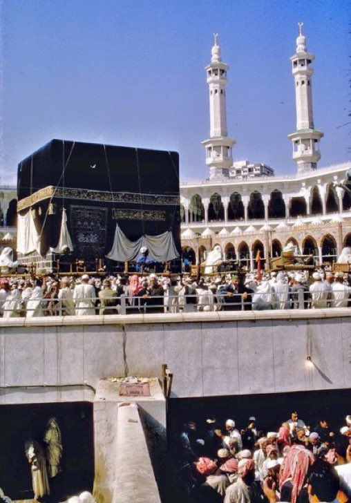 Ksa9ss's tweet image. صور قديمة لـ بئر زمزم من الخارج ومن الداخل ..

هل سبق وشربت من داخل القبو ؟
أنا عن نفسي نعم .