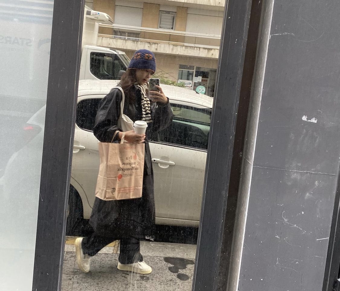 파리에서 아기 멋쟁이가 거울셀카를 찍었대요💭