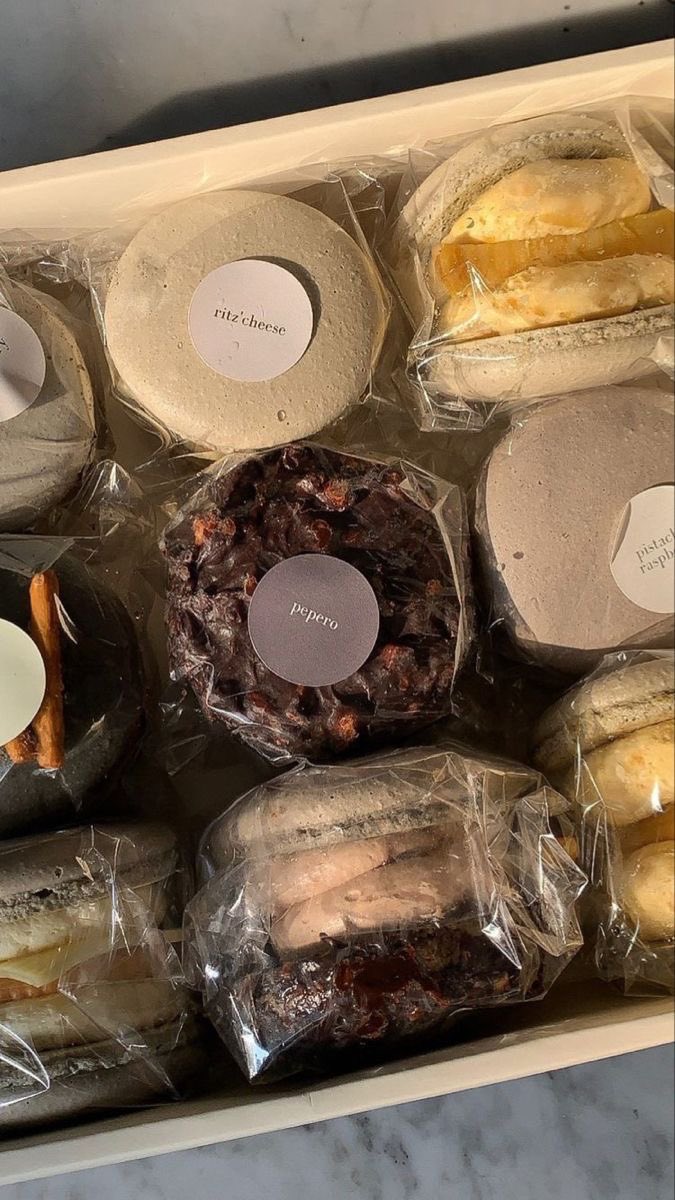 thale_PRN's tweet photo. ค่ำแล้วกลัวมีเด็กไม่ยอมกินข้าวเลยแวะออกมาซื้อขนมไปฝาก https://t.co/3iA3DYrMLg