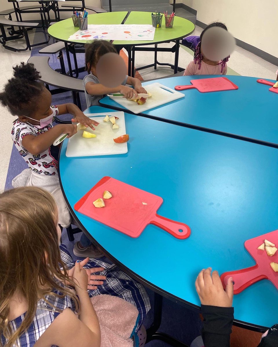PeabodyLibrary1's tweet photo. @FoodPrintsDC is back at Peabody! PreK &amp; K Ss tasted &amp; tallied their favorite of 3 varieties of farm-fresh apples &amp; toured the edible gardens. K Ss also drew pictures of their fav fruits &amp; veggies &amp; practiced their cutting skills! Thx @CHCSPTA and @FoodPrintsCHCS !! https://t.co/xmR7qnIq2l