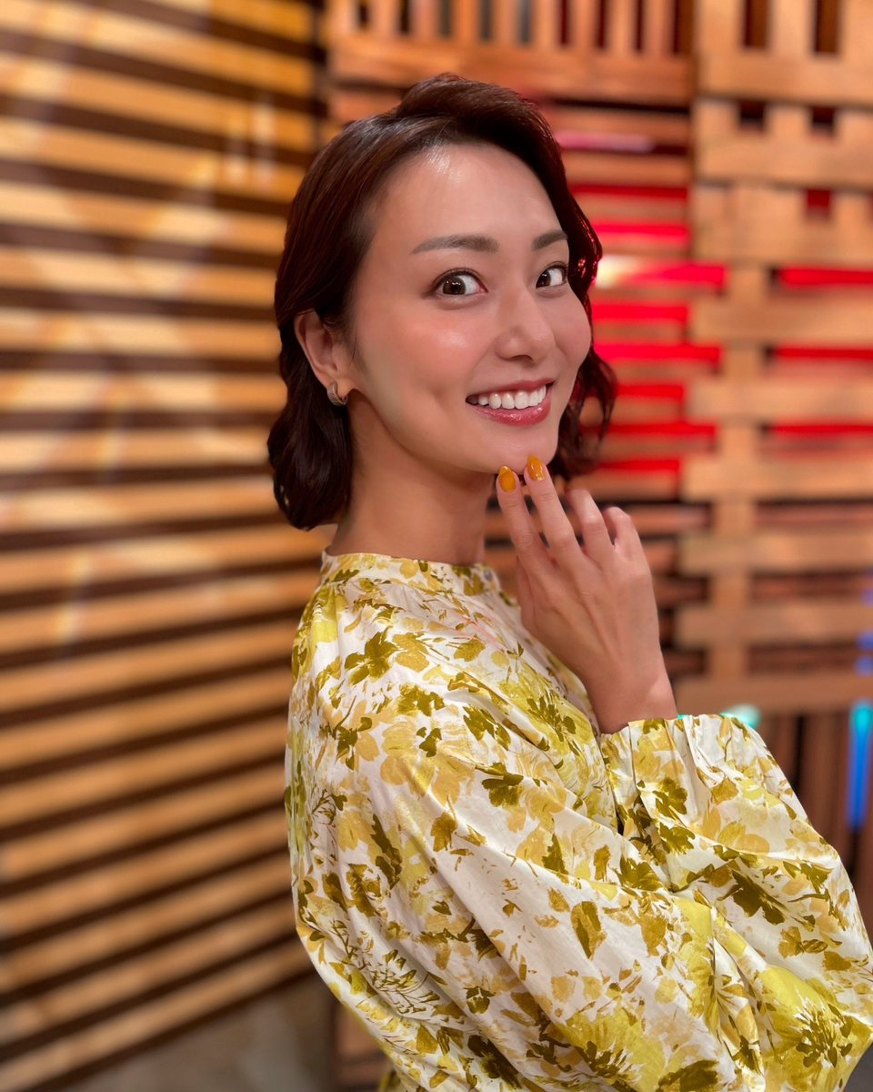 RisaKato's tweet photo. 今回の本間アナの衣装は

#MilaOwen の
ウォッシャブルスタンドカラー袖ボリュームワンピース

@osewaya の
#limitednumber というブランドの
グレインマグネットカフ

でした。
本間アナは黄色が似合う！

https://t.co/UuSaCJGPI0

https://t.co/FP16a6VQMl https://t.co/uWHV4NRV9n